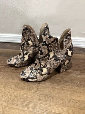 Steve Madden Rookie Snake Print Ankle Booties Cutout Block Heel Size 8.5